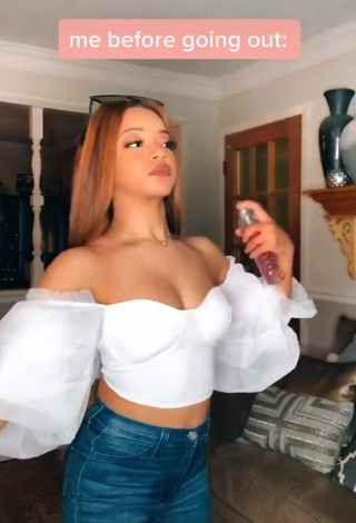 Faith Thigpen (@faiththig) #crop top  #white crop top  #cleavage  «lol. Comment a pink heart of...»