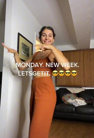 Hannah Jarrah (@han.jarr) #crop top  #brown crop top  #pants  #brown pants  #booty shaking  «A GOOD WEEK TO HAVE A GOOD WEEK...»