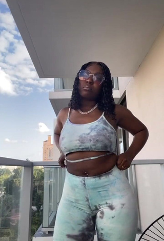 Airionna Lynch (@iamjustairi) #balcony  #crop top  #legging shorts  #belly button piercing  «You know the vibes»