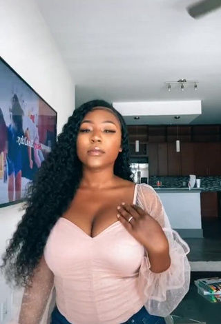 Airionna Lynch (@iamjustairi) #cleavage  #big boobs  #sexy  #top  #pink top  «How are you when you wake up»
