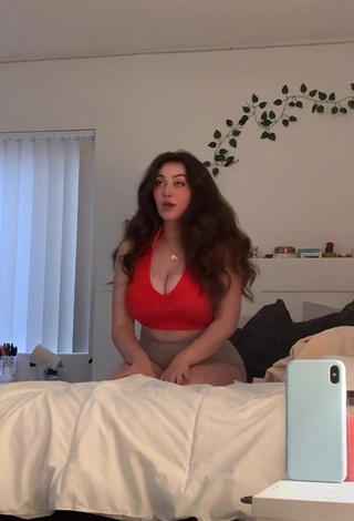 Simone (@imsiiimone) #cleavage  #big boobs  #crop top  #red crop top  #sexy  «Haven’t done one of these in a...»