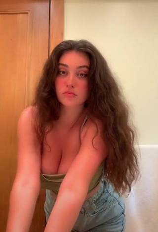 Simone (@imsiiimone) #cleavage  #big boobs  #sexy  #crop top  #olive crop top  «Hi»