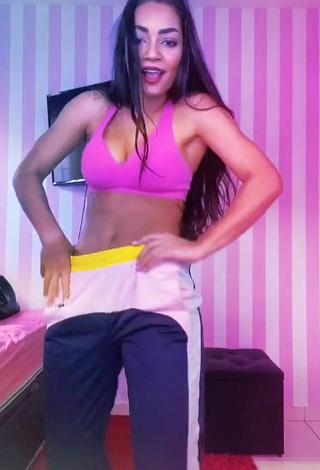 Ingrid Muniz (@ingrid.vmuniz) #cleavage  #sport bra  #pink sport bra  #booty shaking  «Esse som  #dança #music #dance...»