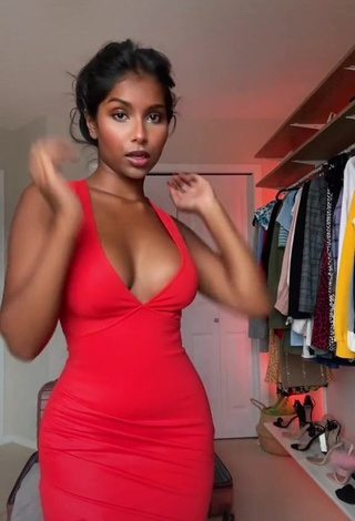 Ishini W (@ishiniw) #cleavage  #dress  #red dress  #sexy  «Happy Leo Szn PURRR  @revolve...»