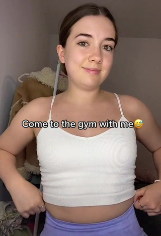 Bella Hill (itsab3lla_) #crop top  #white crop top  #legging shorts  #blue legging shorts  #fitness  «the gym never used to make me...»