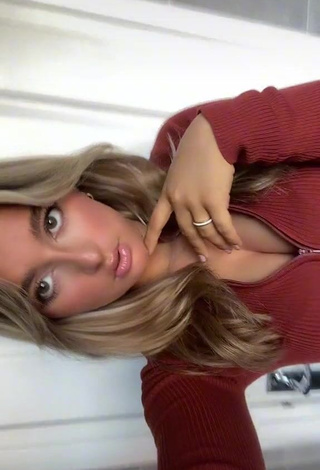 Isabel Taffs (@izzytaffs) #cleavage  #sexy  «Morning everyone»