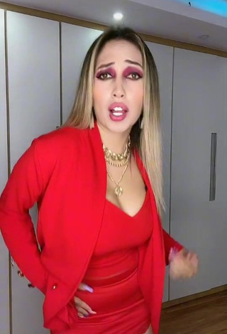 Karen Ramos (@karenramos1997) #cleavage  #crop top  #red crop top  #skirt  #red skirt  #bouncing boobs  «No me saque el maquillaje de...»