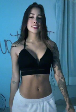 Julieta (@la_julietaof) #cleavage  #tattooed body  #crop top  #black crop top  #belly button piercing  «Meeu Deus gente, só eu que não...»