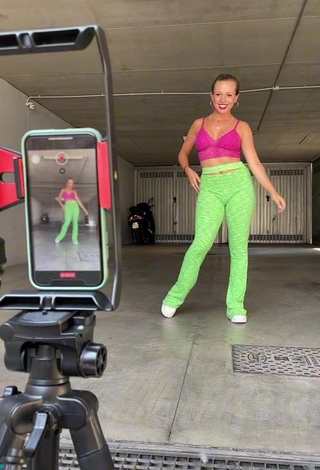 lalequita (@lalequita) #crop top  #lime green leggings  #pink crop top  #leggings  #booty shaking  «Here is the #behindthescenes...»
