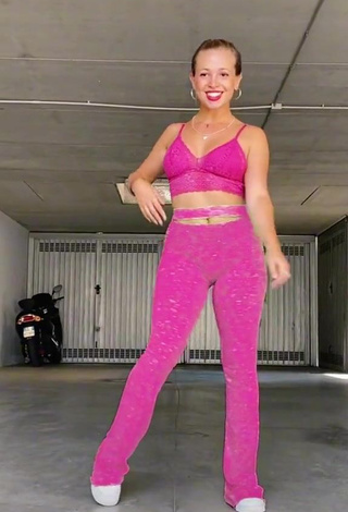 lalequita (@lalequita) #crop top  #pink crop top  #leggings  #booty shaking  «Woman ❤️ #behindthescenes on my...»