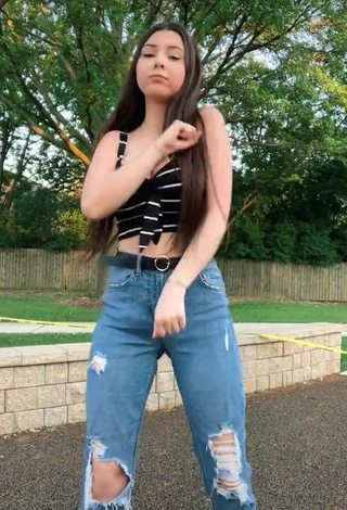 Layla Leischner (@laylaleischner) #crop top  #striped crop top  #cleavage  #bouncing boobs  #street  #pants  #jeans pants  «j’ai entendu quelqu’un mdr //...»