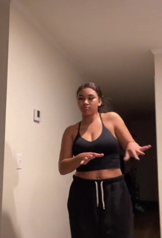 Makayla Marley (@makayla.marley) #cleavage  #crop top  #black crop top  #bouncing boobs  #belly button piercing  «Just a regular Thursday»