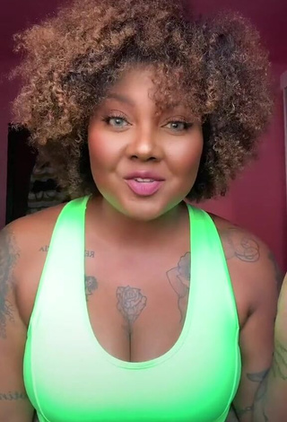 Manu Mendes (@manumendes.rj) #cleavage  #big boobs  #tattooed body  #crop top  #green crop top  «Meu cabelo natural ai...»