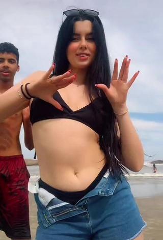 Gabrielle Motta (@mottagabrielle) #beach  #bikini top  #black bikini top  #shorts  #jeans shorts  #booty shaking  «Do nada um menino no meu vídeo...»
