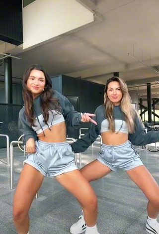 Nina en Jellina (@nina.jellina) #sexy  #street  #booty shaking  «Van welke tiktokker was de video...»