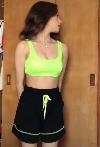 Paulaxdrea (@paulaxdrea) #sport bra  #lime green sport bra  #shorts  #black shorts  #cleavage  #bouncing boobs  «#fyp»