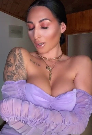 Pocahontasmaria (@pocahontasmaria) #cleavage  #big boobs  #sexy  «Insta: mariapocahontas #fyp...»