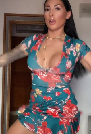 Pocahontasmaria (@pocahontasmaria) #cleavage  #dress  #twerk  #floral dress  «Insta: mariapocahontas»