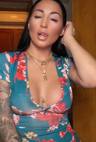 Pocahontasmaria (@pocahontasmaria) #cleavage  #dress  #floral dress  #bouncing boobs  «Insta: mariapocahontas»