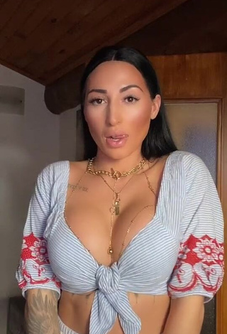 Pocahontasmaria (@pocahontasmaria) #cleavage  #big boobs  #crop top  #sexy  «Insta: mariapocahontas»