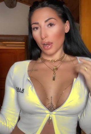 Pocahontasmaria (@pocahontasmaria) #cleavage  #crop top  #big boobs  «IG: mariapocahontas»