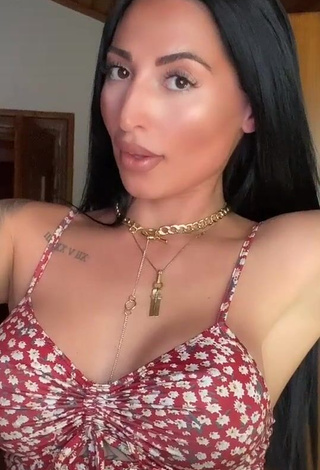 Pocahontasmaria (@pocahontasmaria) #sexy  #cleavage  «IG: mariapocahontas»