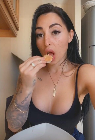 Pocahontasmaria (@pocahontasmaria) #tattooed body #cleavage #sexy «IG: mariapocahontas ( humour)»