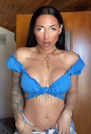 Pocahontasmaria (@pocahontasmaria) #cleavage  #big boobs  #crop top  #blue crop top  #tattooed body  #shorts  #jeans shorts  «IG: mariapocahontas»
