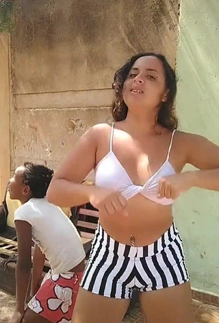 Raquel Toledoh (@raquel_toledoh) #crop top  #white crop top  #shorts  #striped shorts  #belly button piercing  #booty shaking  «ME SEGUE NO INSTA, LINK NA BIO...»