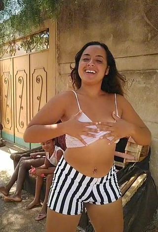 Raquel Toledoh (@raquel_toledoh) #crop top  #white crop top  #shorts  #striped shorts  #booty shaking  #belly button piercing  «CORRE NO INSTA, LINK NA BIO VAMO...»