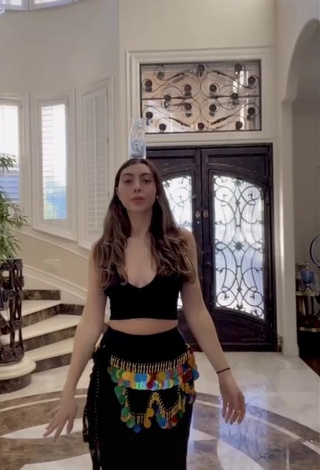 Saby Hesri (@sabyhesri) #crop top  #black crop top  #skirt  #black skirt  #booty shaking  «so ur not supposed to do this...»