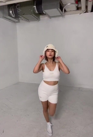 Seung_monkey (@seung_monkey) #crop top  #white crop top  #shorts  #white shorts  #booty shaking  «☃️»
