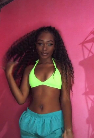 Laiane Rodrigues (@xb4ndida) #bikini top  #lime green bikini top  #shorts  #blue shorts  #booty shaking  «複製鏈接，否則您將很不幸»