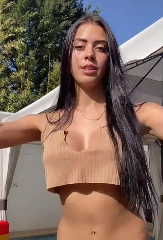 Ydrissia️ (@ydrissia) #crop top  #beige crop top  #cleavage  #booty shaking  «Devines mon âge»