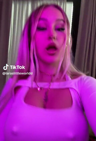 laraslittleworldd (@laraslittleworldd) #bouncing boobs  #pokies  #braless  #tattooed body  #cleavage  «#usa #losangeles vIDEOS RELATED...»