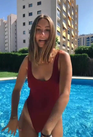 Laura Rodero (@lauraarodero) #swimming pool  #swimsuit  #red swimsuit  «Míralo hasta el final»