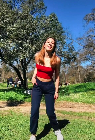 Laura Rodero (@lauraarodero) #crop top  #red crop top  #pants  «Qué le dirias a tu ex?»