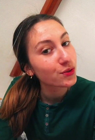 Laura Rodero (@lauraarodero) #crop top  #grey crop top  «Lo que hace lavarse el pelo y...»