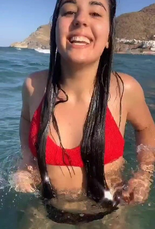 Laura López (@lauralp21) #sea #bikini top #red bikini top «Todo un reto bailar dentro del mar»