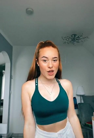 Leonie Leoobalys (@leoobalys) #crop top  #green crop top  «Feiert ihr Tik Tok Tänze noch...»