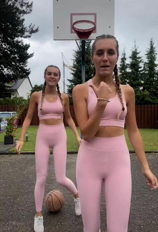 Leonie & Sophie Leso (@lesotwins) #sport bra  #pink sport bra  #leggings  #pink leggings  «Macht ihr Sport?   [insta:...»