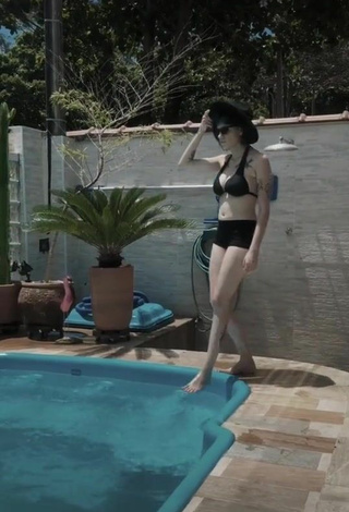 Luara Reisinger (@luarareisinger) #swimming pool  #bikini  #black bikini  «Góticos lidando com o verão...»