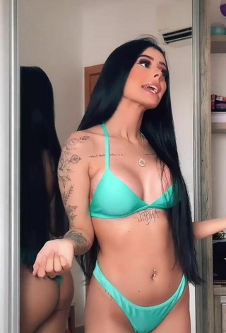 Mah Tavares (@mah_tavaress__) #bikini  #green bikini  #belly button piercing  «E esse biquíni mara da loja...»