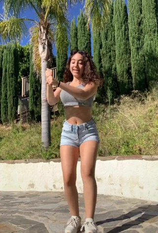 Melanie Riz (@melanieriz) #crop top  #grey crop top  #shorts  #jeans shorts  «no hashtags»