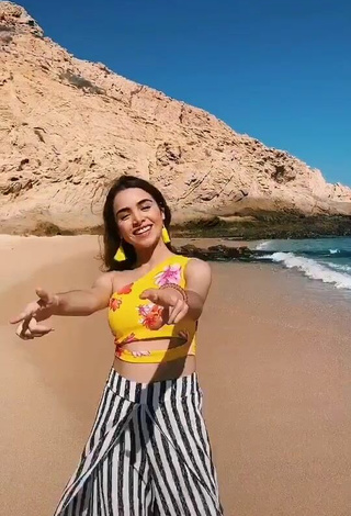 Melissa Vidales (@melissavidales_) #beach  #crop top  #floral crop top  «Tu eres mi sirena   dc: yo //...»