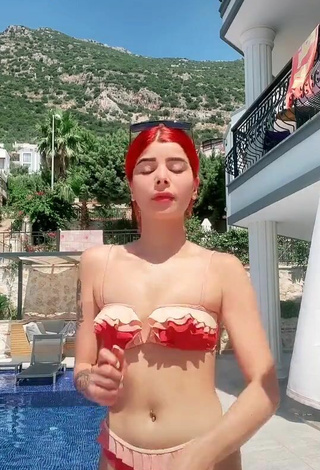 Merve Yalçın (@merveyalcin) #swimming pool  #bikini  «Solo  ❤️ yeni bi dans yapmaya...»
