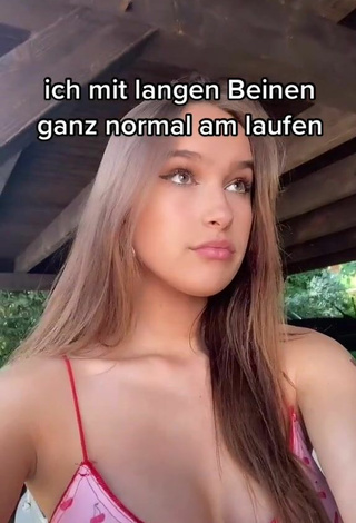 Nona Kanal (@nonakanal) #bouncing boobs  «jeder hat diese eine Freundin...»