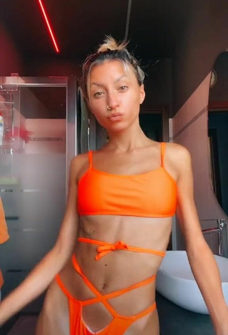 Martina Picardi (@picardimartina) #bikini  #orange bikini  «Vi piace il costume arancione...»