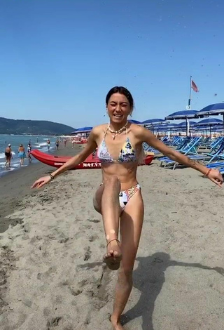 Martina Picardi (@picardimartina) #beach  #bikini  «Non sono capace a fare questo...»