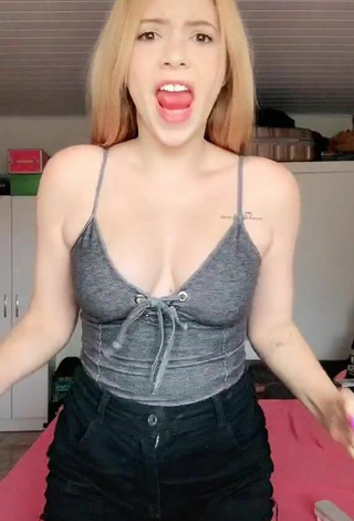 Thatty Ferreira (@thattyferreira) #top  #grey top  #tube top  #lime green crop top  «Tutorial in my previous tiktok /...»